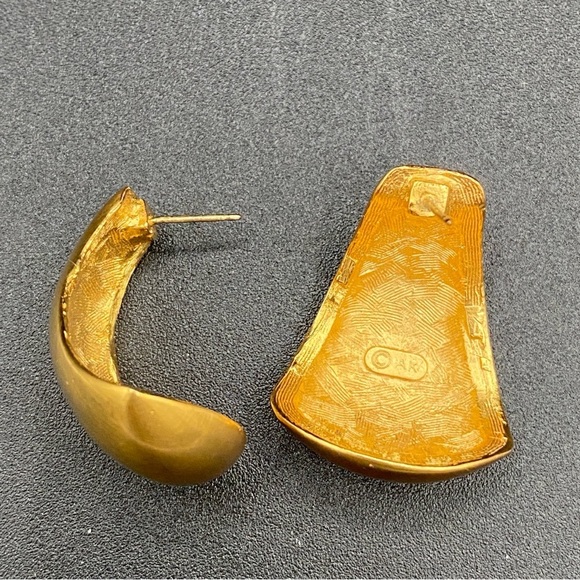 AK Signed Retro 80s Glam Statement Earrings in Brushed Gold Tone - Pierced - Picture 4 of 11